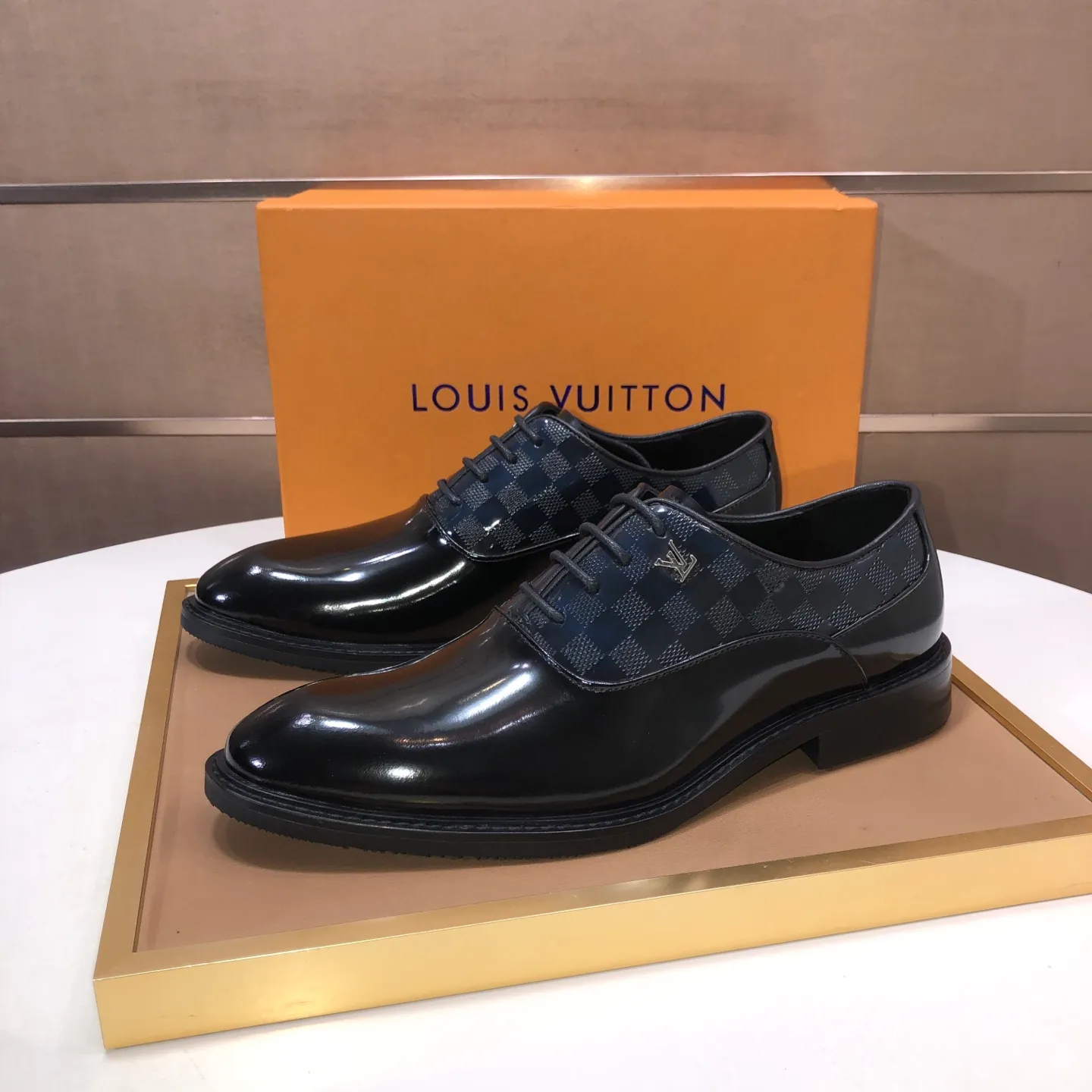 Men's men's shoes💰460💰【LV】(sheepskin lining) formal men's shoes! The high-end formal wear style is luxurious and elegant, with both practicality and style. We pay special attention to quality and details. The original version at the counter is 1:1 ultra-accurate replica👍🏻 The shoe last, leather, workmanship and comfort are not inferior! Material: imported cowhide upper, soft first layer of sheepskin! Code number: 38-45 (45 customized)